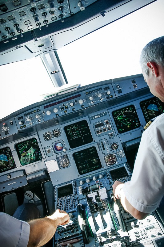 Cockpit of Airbus A320