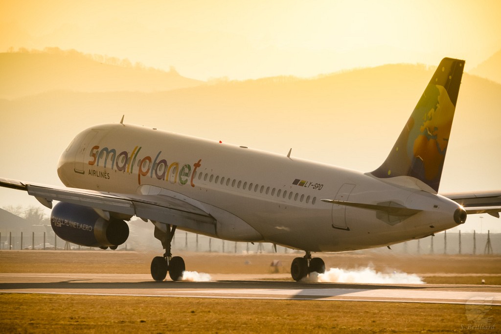 A320-SmallPlanet-LFLS-02-ExpNoF1200,large.1532624406.jpg